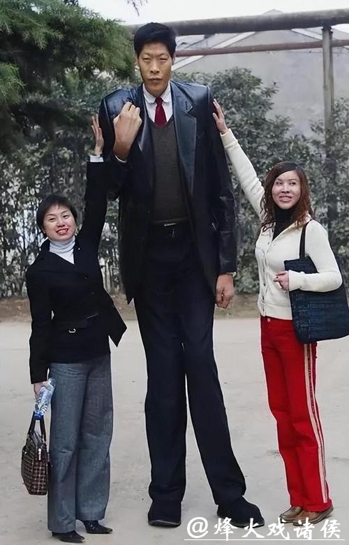 2.42米巨人娶1.6米妻子,婚后20年无子嗣,妻子:生活很不方便 2.42米巨人娶1.6米妻子,婚后20年无子嗣,妻子:生活很不方便